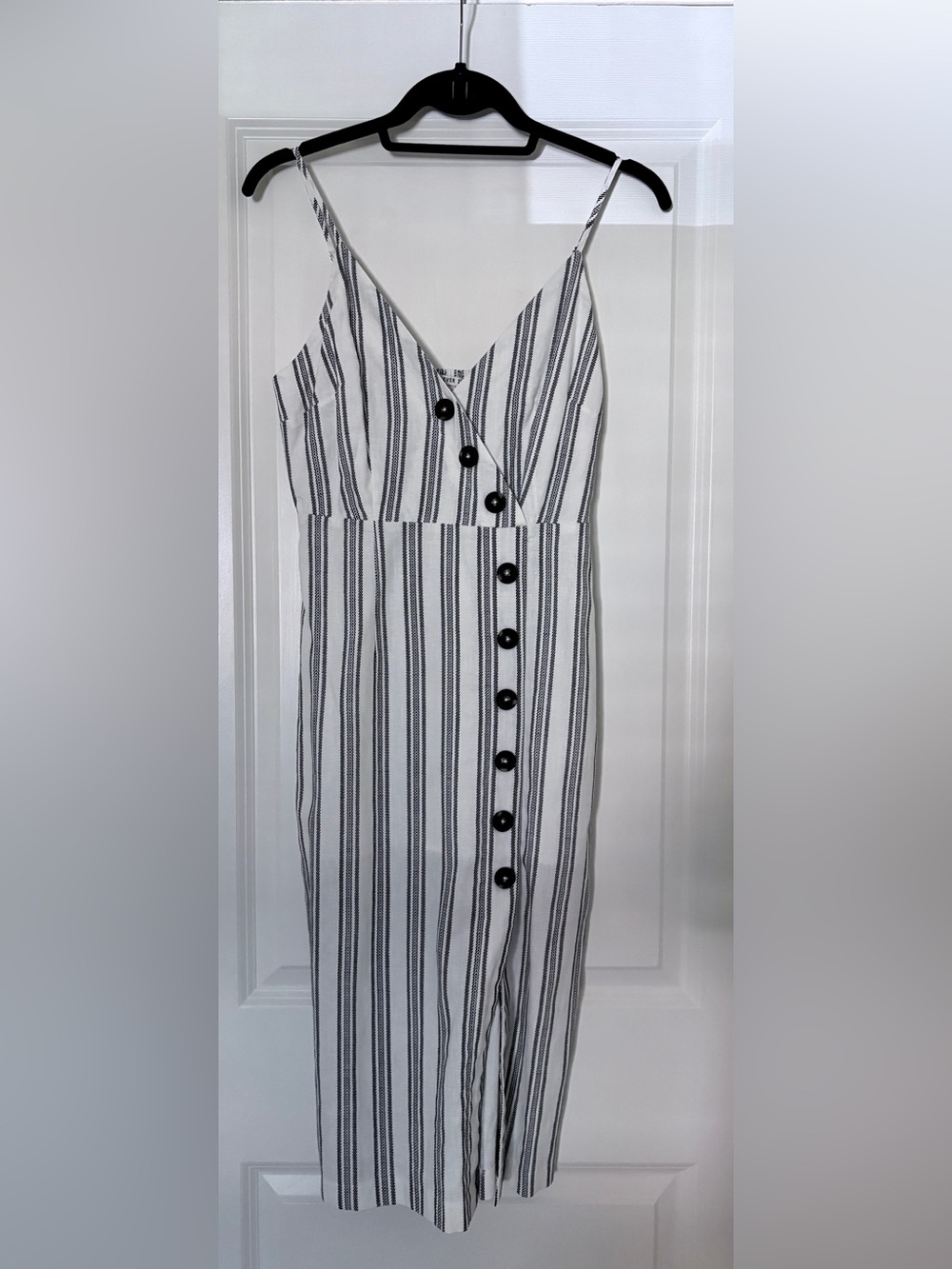 Forever 21 White and Black Striped Button-Front Midi Dress 👗